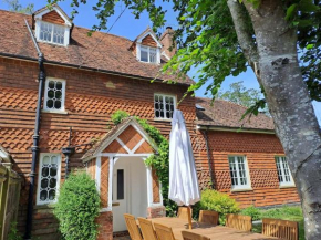 Holly Cottage, 2, Northbrook Park, Farnham-up to 6 adults